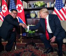 સિંગાપુર મીટિંગમાં કેવી રહી ટ્રમ્પ અને કિમની બૉડી લેગ્વેઝ, તસવીરોમાં જુઓ ઝલક