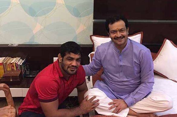 મર્સિડીઝ જેવી લક્ઝરી કારમાં ફરતા ભય્યૂજી મહારાજ રોલેક્સ બ્રાન્ડની ઘડિયાળા પહેરતા હતા. આલીશન ભવનમાં રહેતા હતા. તેઓ તલવારબાજી, ઘોડેસવારી અને ખેતીનું કામ પણ સારી રીતે કરી શકતા હતા.