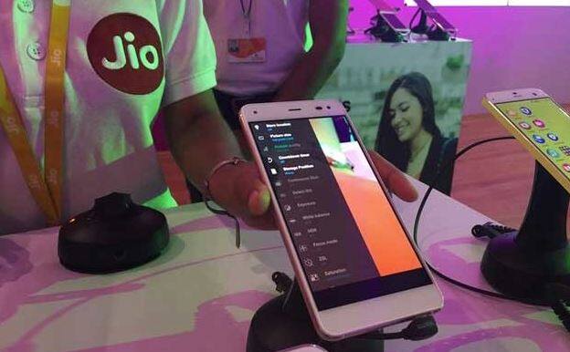 જિયોના 299 રૂપિયાના પેકમાં 3 જીબી ડેટા દરરોજ મળે છે. પરંતુ 1.5 જીબી વધારાના ડેટા સાથે કુલ 4.5 જીબી દરરોજ મળશે. 509 રૂપિયા, 799 રૂપિયાના પેકમાં પણ 1.5 જીબી ફ્રી ડેટા મળશે.