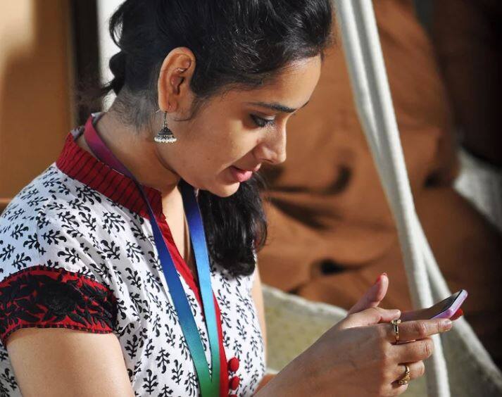 આ ઉપરાંત જિયોએ 300 રૂપિયાથી વધારે રકમના તમામ રીચાર્જ પર 100 રૂપિયાની છૂટ આપવાની પણ જાહેરાત કરી છે. 300 રૂપિયાથી ઓછી રકમના રીચાર્જ પર 20 ટકા છૂટ મળશે. આ છૂટ માયજિયો એપ અને ફોનપે વોલેટથી રિચાર્જ કરવા પર મળશે.