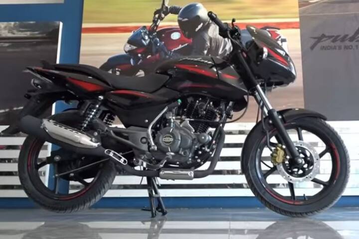 પલ્સર 135 એલએસ બાદ પલ્સક 150 ક્લાસિક બાઇક બજાજની પલ્સર રેન્જમાં સૌથી સસ્તી બાઇક છે. મિકેનિકલ તરીકે બજાજ પલ્સર 150 ક્લાસિકમાં કોઈ ફેરફાર નથી. કંપનીએ આ બાઇકમાં પણ તેવું જ એન્જિન આપ્યું છે.