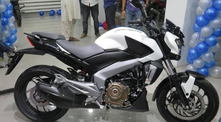 ફ્રન્ટમાં કંપનીએ 240 એમએમની ડિસ્ક બ્રેક આપી છે, જ્યારે રિયરમાં 130 એમએમનું ડ્રમ યુનિટ આપ્યું છે. ઉલ્લેખનીય છે કે બજાજે તાજેતરમાં ડોમિનાર 400ની કિંમતમાં 2000 રૂપિયાનો વધારો કર્યો છે.