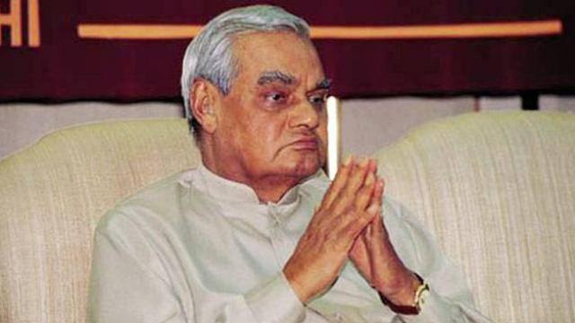  પૂર્વ વડાપ્રધાન અટલ બિહારી વાજપેયીને લઇને રાહુલ ગાંધીએ કહ્યું, “વાજપેયી સામે કોણ ચૂંટણી લડ્યું હતું?, અમે લડ્યા હતા પરંતુ જ્યારે તેઓ બિમાર છે ત્યારે ખબર પૂછવા હું પહેલા ત્યાં ગયો. હું કૉંગ્રેસ પાર્ટીનો સિપાહી છું. હું વાત સમજું છું. વાજપેયીજી અમારી સામે લડ્યા પણ તેમણે દેશ માટે કામ કર્યું. તેઓ દેશના વડાપ્રધાન રહ્યા, અમે તેમના પદ નું આદર કરીએ છીએ. જો આજે તેઓ બિમાર છે તો અમે તેમની સાથે ઊભા રહીશું. આ અમારો ઇતિહાસ છે.”