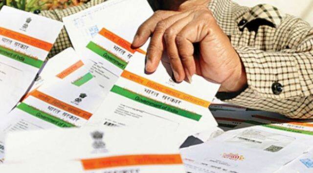 આ પહેલા મોદી સરકારે જૂન 2017માં નવો નિયયમ લાવીને કલ્યાણકારી યોજનાઓનો લાભ મેળવવા માટે આધારને ફરજિયાત કરી દીધું હતું. બેંક ખાતાને આધાર સાથે જોડવા માટે 31 ડિસેમ્બર સુધીની સમય મર્યાદા નક્કી કરી હતી જે પાછળથી 31 માર્ચ સુધી લંબાવવામાં આવી હતી.