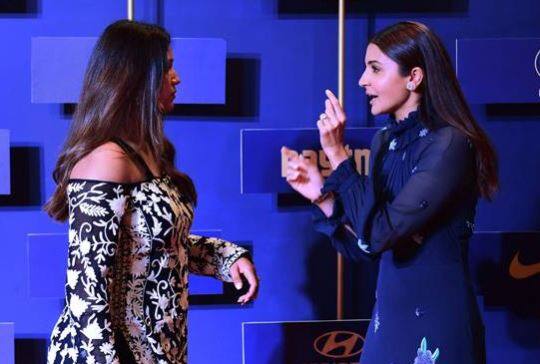 દિનેશ કાર્તિકની પત્ની દીપિકા પલ્લીકલ આંતરાષ્ટ્રીય સ્કવોશ ખેલાડી છે તો ક્રિકેટર કોહલીની પત્ની અનુષ્કા બોલિવૂડની જાણીતી એક્ટ્રેસ છે. બંનેએ એકબીજા સાથે ચર્ચા પણ કરી હતી.