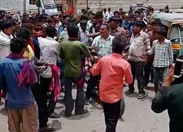 રોષે ભરાયેલા લોકોએ યુવકને પકડી પાડી જાહેરમાં જ માર માર્યો હતો. એટલું જ નહીં, તેનું રસ્તા પર સરઘસ કાઢ્યું હતું. આ પછી તેને રાધનપુર પોલીસને સોંપી દીધો હતો. પોલીસે ભોગ બનનાર યુવતીને ઘટનાસ્થળે લઈ જઈને તપાસ હાથ ધરી હતી. 