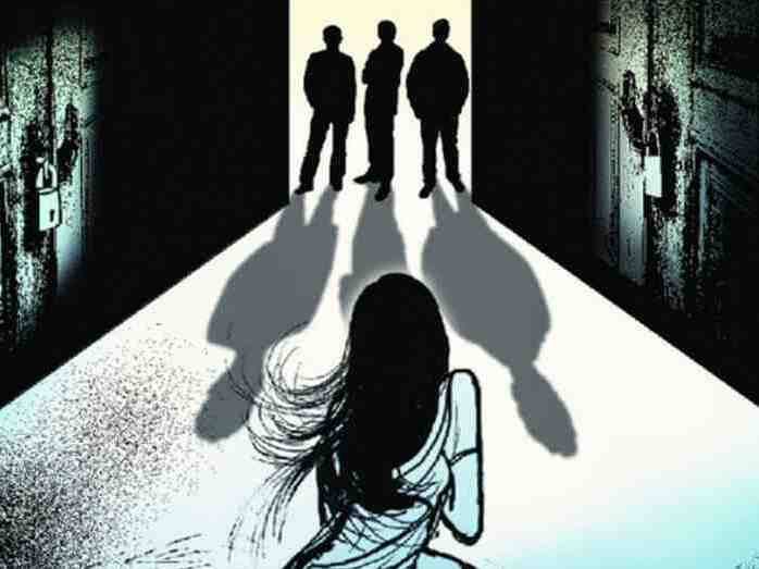 આ ચારેય મિત્રોએ યુવતીને અવાવરું જગ્યાએ લઈ જઈને સામૂહિક બળાત્કાર ગુજાર્યો હતો. યુવતી પર બળાત્કાર ગુજાર્યા પછી ચારેય ફરાર થઈ ગયા હતા. યુવતીએ વલસાડ સિટી પોલીસમાં ચારેય મિત્રો સામે કોલેજ પાછળ આવેલ ઝાડી-ઝાંખરામાં લઈ જઈને બળાત્કાર ગુજાર્યો હોવાની ફરિયાદ કરી છે. યુવતી પર વારંવાર બળાત્કાર ગુજારાયો હોવાનો ફરિયાદમાં આક્ષેપ કરાયો છે.