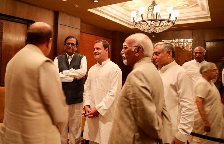  નવી દિલ્હી: કૉંગ્રેસ અધ્યક્ષ રાહુલ ગાંધીએ બુધવારે દિલ્હીની તાજ હોટલમાં ઇફ્તાર પાર્ટી આપી હતી. આ ઇફ્તાર પાર્ટીમાં પૂર્વ રાષ્ટ્રપતિ પ્રણવ મુખર્જી, પૂર્વ રાષ્ટ્રપતિ પ્રતિભા પાટિલ, પૂર્વ ઉપ રાષ્ટ્રપતિ હામિદ અંસારી અને પૂર્વ પ્રધાનમંત્રી મનમોહનસિંહ સહિત અનેક દિગ્ગજ નેતાઓ સામેલ થયા હતા.  જો કે આ ઇફ્તાર પાર્ટીમા સમાજવાદી પાર્ટી તરફથી કોઈ પણ સામેલ થયું નથી. 