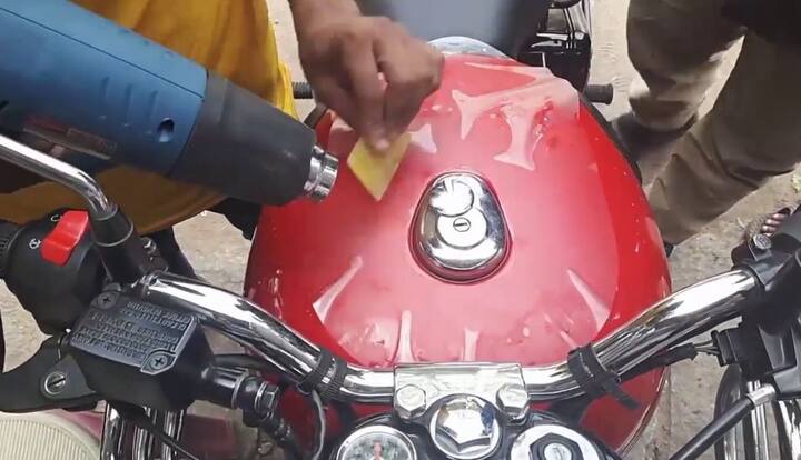 ફ્યૂલ ટેંકને એક મેટલની ફ્રેમમાં રાખવામાં આવી છે. તેને બનાવવા ઘણી મહેનત પણ કરવી પડી. બે વખત નિષ્ફળ રહ્યા બાદ ત્રીજી વખત કાચની ફ્યૂલ ટેંક બનાવવામાં સફળતા મળી હતી. ગ્લાસ ઇંધણ ટેંક ઉપરાંત આ બાઇકને પૂરી રીતે રીડિઝાઇન કરવામાં આવી છે. જે હકીકતમાં કોઈપણ કસ્ટમ રોયલ એનફિલ્ડથી અલગ લાગે છે.