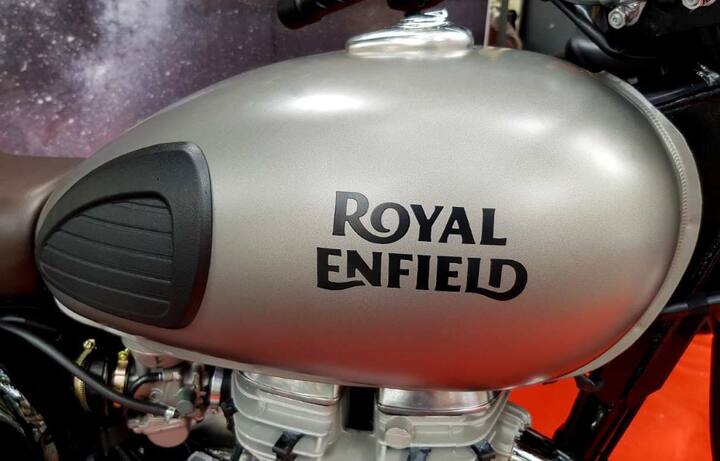 આ કસ્ટમ રોયલ એનફિલ્ડ 350ને વિન્ટેજ લુક આપવામાં આવ્યો છે. તેના પર મોર્ડન કોસી ફિશ પેન્ટ કરવામાં આવ્યો ચે. તેમાં લેધરની સીટ આપવામાં આવી છે. સીટની ડાબી બાજુ નીચે એક નાની લેધર બેગ પણ આપવામાં આવી છે. આ બાઇકને બનાવવામાં 3 મહિના લાગ્યા હતા. 