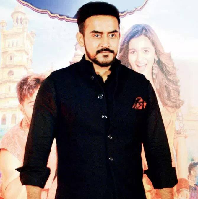 ધડકના ડિરેક્ટર શશાંક ખેતાનને 4 કરોડ રૂપિયા ફી મળી છે.