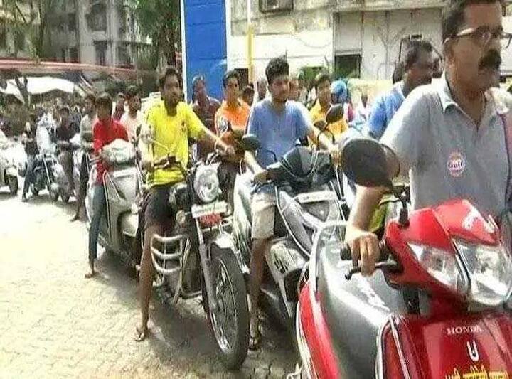 ઠાકરેની આ જાહેરાત બાદ પેટ્રૉલ પંપ પર લોકોની લાંબી લાઇનો લાગી ગઇ હતી, લોકોએ પેટ્રૉલ ટેન્કો ફૂલ કરાવી દીધી હતી.