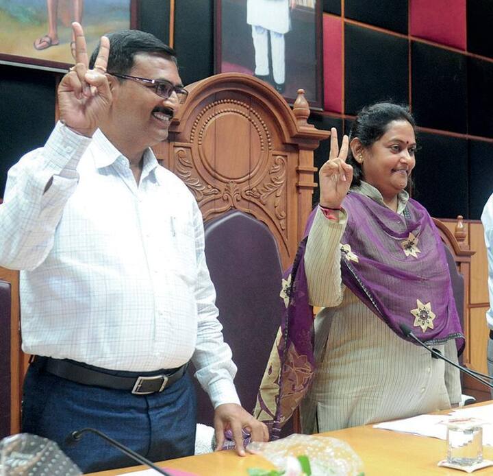 અમદાવમાં ખરાબ રોડને લઈને તેમણે કહ્યું કે, મોન્સૂન માથે છે એટલે આજે જ રોડ ઠીક થઈ જશે એવું તો ન કરી શકું પણ વરસાદ પછી જયારે રોડ પ્લાન્ટ ચાલુ થશે ત્યારે જે પણ ક્ષતિ રહી છે તે દૂર કરવાનો ચોક્કસથી પ્રયાસ કરીશ. 