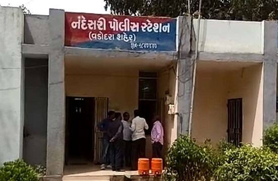 પરંતુ બન્ને સ્થળેથી પોલીસને ખાલી હાથે પાછું ફરવું પડ્યું હતું. જ્યારે બીજી તરફ પોલીસની એક ટીમ દ્વારા અનગઢ ગામમાં પણ અન્ય ભોગ બનનાર લોકોની શોધખોળ હાથ ધરવામાં આવી રહી છે. 