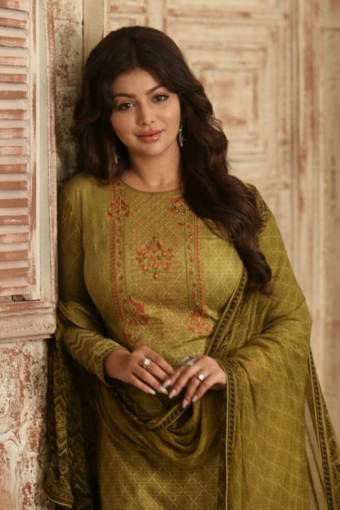 મળતી માહિતી મુજબ જાણવામાં આવી રહ્યું છે કે આયશાએ ગોરેગાંવના એક સ્ટુડિયોમાં એડ ફિલ્મનું શૂટિંગ કરી રહી હતી આ દરમ્યાન આયશા લીલા કલરના સૂટમાં ગ્લેમરસ લુકમાં નજરે પડી રહી છે. આયશાએ લિપ્સ,જો લાઈન અને આઈબ્રો તેમજ ફોરહેડની સર્જરી કરાવી જેના કારણે ફોટોમાં તેના લુકમાં ફેરફાર જોવા મળી રહ્યો છે.