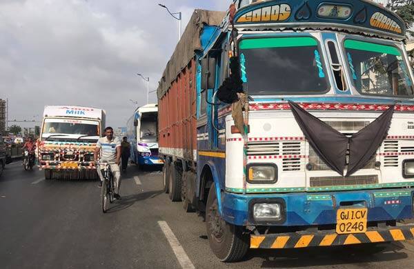 આ અંગેની વિગતો એવી છે કે, નરોડાનું દંપતી ઘરે જવા માટે શટલ રીક્ષા પકડવા રસ્તો ઓળંગી રહ્યું હતું, તે દરમિયાન ટ્રક, બસ અને અન્ય એક વાહન વચ્ચે અકસ્માત થયો હતો. દરમિયાન ટ્રકે દંપતીને અડફેટે લેતા રાહુલ મેઘાણી(ઉ.વ.27)નું મોત થયું હતું. જ્યારે તેમના પત્ની સુમન મેઘાણીને ગંભીર ઇજા થતાં તેમને સારવાર માટે ખસેડવામાં આવ્યા છે. 