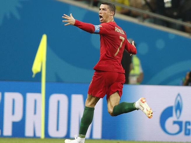 નવી દિલ્હીઃફિફા વર્લ્ડકપ 2018માં પોર્ટુગલ અને સ્પેન વચ્ચેની મેચ 3-3થી ડ્રો રહી હતી. અંતિમ મિનિટોમાં પોર્ટુગલના સ્ટાર ફૂટબોલર ક્રિસ્ટિયાનો રોનાલ્ડોના શાનદાર ગોલ અને આ ફિફા વર્લ્ડકપમાં તેની પ્રથમ હેટ્રિકની મદદથી પોર્ટુગલે સ્પેન સામે ગ્રુપ-બીની મેચ 3-3થી ડ્રો કરી હતી. સ્પેને 88મી મિનિટ સુધી 3-2થી આગળ હતી પરંતુ પીકેની ભૂલને કારણે પોર્ટુગલને ફિ કીક મળી હતી જેનો રોનાલ્ડોએ ભરપૂર લાભ ઉઠાવ્યો હતો અને ગોલ ફટકારી મેચ ડ્રો કરી દીધી હતી.