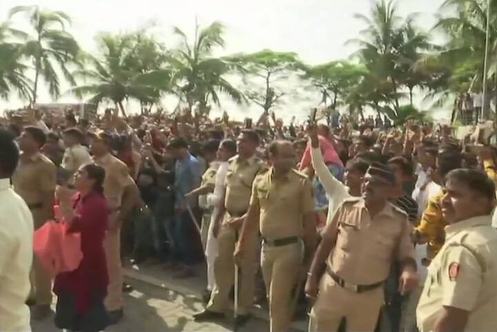 આજે સવારથી જ સલમાનના સેંકડો ફેન્સ તેના ઘરની બહાર એક ઝલક મેળવવા માટે ઉભા હતા. જેમાં સ્ત્રી, પુરુષ, બાળકો અને દરેક ઉંમરના લોકોનો સમાવેશ થતો હતો.