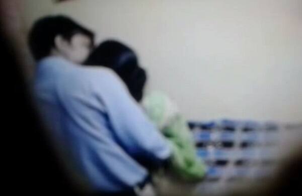 ઉલ્લેખનીય છે કે, વડોદરાના ગોત્રી રોડના રહેવાસી અને અનગઢ ગામમાં પ્રેક્ટીસ કરનાર બી.એચ.એમ.એસ. ડો. પ્રતિક જોષીની મહિલા દર્દીઓ સાથેની શારીરિક સંબંધ બાધ્યાનો વીડિયો વાયરલ થતાં ડોક્ટર ભૂગર્ભમાં ઉતરી ગયો હતો. જે ડોક્ટરને નંદેસરી પોલીસ સ્ટેશનના પી.આઇ. જે.એસ.પટેલે તેના વતનમાંથી ધરપકડ કરી વડોદરા લઈ આવ્યા હતા.