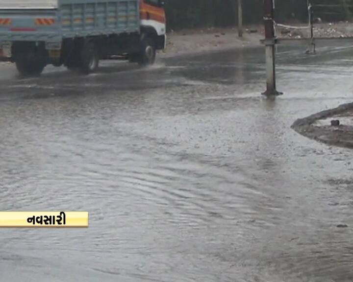  સુરત: ગુજરાતમાં વરસાદ ભલે મોડો શરૂ થવાના એંધાણ હોય પરતું રાજ્યના કેટલાક જિલ્લામાં મેઘરાજાની એન્ટ્રી થઇ ચુકી છે. દક્ષિણ ગુજરાતમાં નવસારી, તાપી અને સુરતમાં મુશળધાર વરસાદ વસ્યો. વહેલી સવારથી જ નવસારી અને તાપી જિલ્લામાં ભારે પવન સાથે ધોધમાર વરસાદ થતા ખેડૂતોમાં ખુશીનો માહલો જોવા મળ્યો છે. વાતાવરણમાં ઠંડક પ્રસરી ગઈ છે.