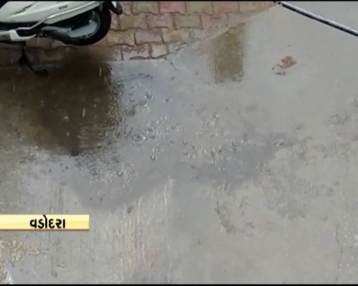 દક્ષિણ ગુજરાત બાદ મધ્ય ગુજરાતમાં પણ વરસાદી માહોલ બન્યો છે. વડોદરામાં સિઝનનો પહેલો વરસાદ પડ્યો છે. વડોદરા જિલ્લા અને શહેરના કેટલાક વિસ્તારોમાં વરસાદ પડ્યો છે. ગરમીથી ત્રસ્ત લોકોએ વરસાદને લઈને ઠંડક અનુભવી છે. ચાલુ સિઝનમાં શહેરમાં આ પહેલો વરસાદ પડતાં શહેરીજનોએ ઠંડકનો અનુભવ કર્યો છે.