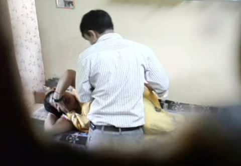 લંપટ ડોક્ટર પ્રતિક જોશીએ કોની સમંતિથી મહિલા દર્દીઓ સાથે શારીરિક સંબંધ બાધ્યા હતા? જાણો વિગત લંપટ ડોક્ટર પ્રતિક જોશીએ કોની સમંતિથી મહિલા દર્દીઓ સાથે શારીરિક સંબંધ બાધ્યા હતા? જાણો વિગત