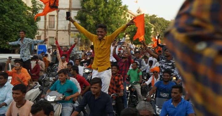 દરમિયાન દૂધવાળા મહોલ્લા પાસે રેલી ઉપર પથ્થરમારો થતાં કોમી હિંસા ફાટી નીકળી હોવાનું કહેવાય છે. રેલી ઉપર પથ્થરમારો થતાંજ ટોળા સામસામે આવી ગયો હતા. તોફાની ટોળાએ રોડ ઉપર પડેલી 4 થી 5 જેટલી ગાડીઓની તોડફોડ કરી હતી. આજે રમઝાન ઇદ હોવાથી અને સાંજનો સમય હોવાથી શહેરીજનોનો ફરવા નીકળ્યા હોઇ, ન્યાય મંદિર વિસ્તારમાં ભારે ભીડ હતી. દૂધવાળા મહોલ્લા અને એમ.જી. રોડ ઉપર પથ્થરમારો શરૂ થતાંજ લોકોએ જીવ બચાવવા માટે દોડધામ કરી મૂકી હતી. જોતજોતામાં ન્યાય મંદિર વિસ્તાર અને એમ.જી. રોડની દુકાનો ટપોટપ બંધ થઇ ગઇ હતી.