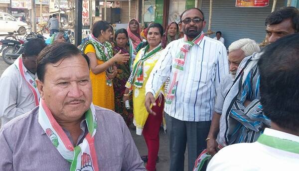 અમરેલી: બે દિવસ અગાઉ અમરેલી જિલ્લાની ત્રણ નગરપાલિકાના પ્રમુખ, ઉપપ્રમુખની ચુંટણી યોજવામાં આવી હતી. જેમાં ત્રણેય પાલિકામાં કોંગ્રેસમાં બળવો થતાં કોંગ્રેસે સત્તા ગુમાવી દીધી હતી. જેને કારણે જિલ્લા કોંગ્રેસ પ્રમુખે બળવાખોરીથી ચુંટાયેલા અમરેલી અને સાવરકુંડલા નગરપાલિકાના પ્રમુખ સહિત કુલ 22 સભ્યોને કોંગ્રેસ પક્ષમાંથી સસ્પેન્ડ કરી દેવામાં આવ્યા હતા. ધાનાણીના ગઢમાં ગાબડું પડતાં રાજકીય વર્તુળમાં ચકચાર મચી ગઈ હતી.