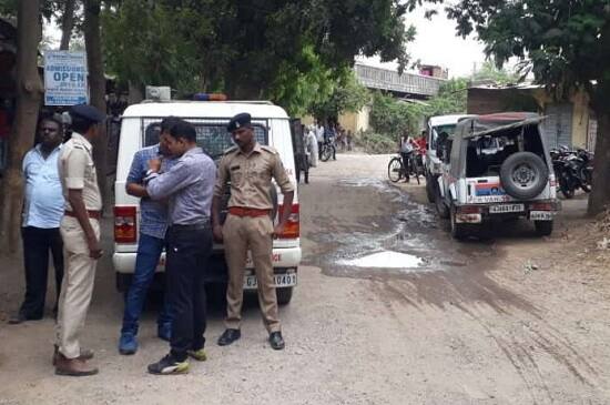 પીઆઈએ જણાવ્યું હતું કે, ડોક્ટરે મહિલા દર્દીઓ સાથે કરેલી કામલીલાનો વીડિયો વાયરલ થયા બાદ ડે. સરપંચ મહેન્દ્રસિંહ ગોહિલ અને તેના સાગરીતો છેલ્લા 3 વર્ષથી હેરાન કરતા હતા. આખરે મામલો પોલીસ મથક સુધી પહોંચતા ડોક્ટર ફરાર થઇ ગયો હતો.પોલીસ પૂછપરછમાં ડોક્ટરે જણાવ્યું હતું કે, આખો દિવસ મહિસાગર જિલ્લાના ખેતરોમાં ફર્યા કરતો હતો. અને લારીઓ ઉપર જમતો હતો. અને મોડી રાતે મારા ગામ જઇને સૂઇ જતો હતો.