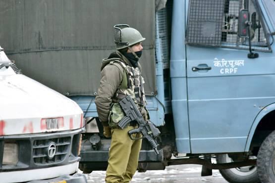 વળી, 28 જૂનથી શરૂ થઇ રહેલી અમરનાથ યાત્રાને જોતા ઘાટીમાં સીઆરપીએફ અને બીએસએફના જવાનોને મોકલવામાં આવી રહ્યાં છે.