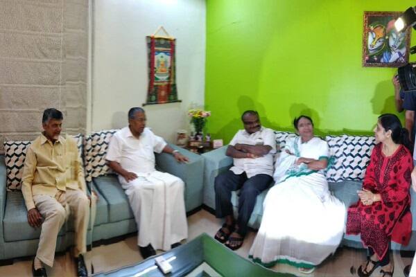 આમાં, આપના એક નેતા રાઘવ ચઢ્ઢાએ આરોપ લગાવ્યો છે કે બેજવે મમતાને કેજરીવાલ સાથે મુલાકાતની અનુમતી આપવાના ના પાડી દીધી. કેજરીવાલે આરોપ લગાવ્યો છે કે વડાપ્રધાન કાર્યાલય (પીએમઓ)એ બેજલને નિર્દેશ આપ્યો છે કે મમતાને તેમને મુલાકાત માટે મંજૂરી ના આપવામાં આવે.