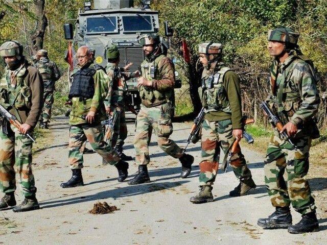 નવી દિલ્હી: જમ્મુ-કાશ્મીરમાં રમઝાન મહિનામાં લાગુ કરવામાં આવેલા સંઘર્ષવિરામના નિર્ણયને કેન્દ્ર સરકારે આજે રદ્દ કરી દીધો છે. હવે એકવાર ફરી સેનાએ આતંકીઓ વિરુદ્ધ ઑપરેશન શરૂ કરી દીધું છે. મોદી સરકારે સીઝફાયરને ‘સસ્પેંશન ઑફ ઑપરેશન’નામ આપ્યું હતું. અને 17 મે 2018ને લાગું કર્યો હતું. તેના અંતર્ગત સેનાએ આતંકીઓ વિરુદ્ધ ઓપરેશન ઑલ આઉટ રોકી દીધું હતું. જો કે સેનાએ આતંકી હુમલા બાદ સતત કાર્યવાહી કરી. સંઘર્ષવિરામ દરમિયાન જમ્મુ-કાશ્મીરમાં આતંકી હુમલાઓમાં વધારો થયો હતો.