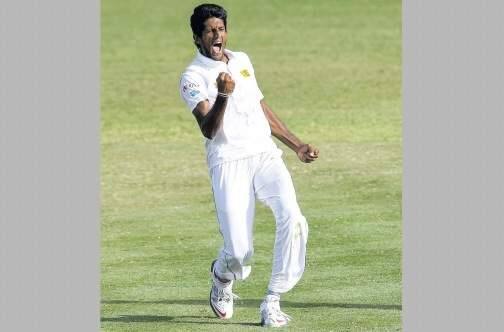 એટલું જ નહીં વેસ્ટઇન્ડિઝના સ્કૉરમાં પાંચ પેનલ્ટી રન પણ જોડી દેવામાં આવ્યા. વચ્ચે એકસમયે એવું લાગી રહ્યું હતું કે, સમસ્યાનું સમાધાન થઇ ગયું અને નિશ્ચિત સમયથી દોઢ કલાક બાદ ડેરેન સૈમી સ્ટેડિયમમાં રમત શરૂ થઇ જશે, કેમકે શ્રીલંકન ટીમ મેદાનમાં ઉતરી ગઇ હતી. 