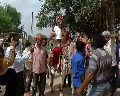 દલિત યુવકના વરઘોડોમાં કોઇ અનિચ્છનિય બનાવ ન બને તે માટે મોટી સંખ્યામાં પોલીસ કાફલો ખડકી દેવામાં આવ્યો હતો. પોલીસના કાફલા સાથે દલિત યુવકનો વરઘોડો ગામમાં નીકળ્યો હતો. જેમાં લોકોએ ખુશ જોવા મળી રહ્યા હતાં. ઉલ્લેખનીય છે કે મહેસાણા વિઠ્ઠલાપુરમાં મોજડી પહેરવાને લઇને એક દલિત યુવક સાથે મારપીટ કરવામાં આવી હતી અને તેનો વીડિયો બનાવીને વાયરલ કરી દેવામાં આવ્યો હતો.