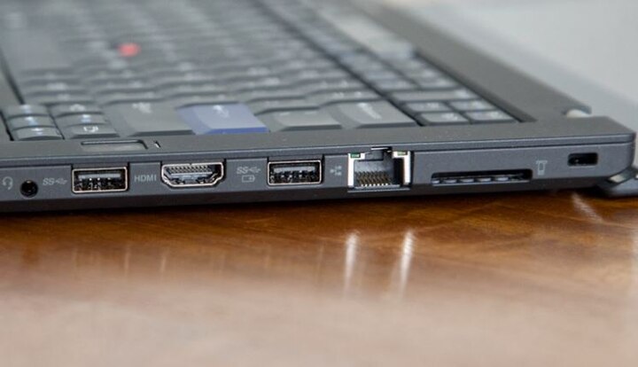 લેનોવો થિંકપેડનું વજન 2.5 કિલો છે. તેમાં ત્રણ USB 4.1 ટાઇપ, બે યુએસબી સી/થંડરબોલ્ટ અને એક એચડીએમઆઈ 2.0, એક મિની ડિસ્પ્લે પોર્ટ 1.4 અને એક એસડી કાર્ડ રીડર સાથે વાઇ ફાઇ, બ્લૂટૂથ અને 4જી એલટીઈની સુવિધા આપવામાં આવી છે.