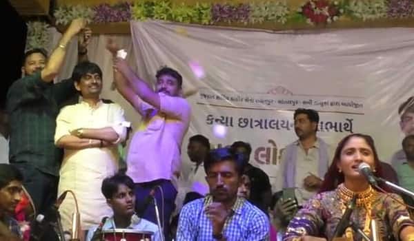 ડાયરામાં રાધનપુરના ધારાસભ્ય અલ્પેશ ઠાકોરે કલાકારો પર પૈસા વરસાદ કર્યો હતો. તેમણે અંદાજે રૂપિયા 30 હજારની ઘોળ કરી હોવાનું તેમજ 5 લાખ રૂપિયાના દાનની કન્યા છાત્રાલય માટે જાહેરાત કરી હતી તેવો મેસેજ પણ સોશિયલ મીડિયામાં વાયરલ થયો હતો. 