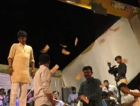 પૂર્વ સાંસદ જગદીશભાઈ ઠાકોરે 1 લાખ અને પાલિકાના પ્રમુખ કમુબેન ઠાકોરે 51 હજાર રૂપિયાના દાનની જાહેરાત કરી હતી. ડાયરામાં આવેલી ઘોરની રકમની ગણતરી કરવામાં આવી નથી. પરંતુ અંદાજે રૂપિયા 11 લાખ જેટલી ઘોળ રૂપી દાન મળ્યું હોવાનું સમાજના અગ્રણીએ જણાવ્યું હતું.