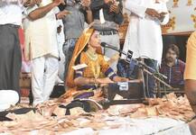 ગીતા રબારીના ડાયરામાં કોંગ્રેસના કયા ધારાસભ્યએ કર્યો નોટોનો વરસાદ, જાણો વિગત