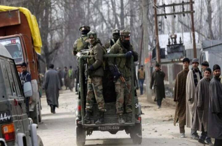 ઉલ્લેખનીય છે કે, કેન્દ્ર સરકારે આતંકીઓ દ્વારા ચાલી રહેલી હિંસાની વચ્ચે રવિવારે જમ્મુ-કાશ્મીરમાં જાહેર એકતરફી સંઘર્ષવિરામને વિસ્તાર કરવાનો આદેશ આપ્યો છે. આ સંઘર્ષવિરામ રમઝાનના પાક મહિના દરમિયાન રાજ્યમાં 16 મેએ જાહેર કરવામાં આવ્યો હતો. નોંધનીય છે કે, 17 મે થી 14 જૂનની વચ્ચે જમ્મુ-કાશ્મીરમાં કુલ 62 આતંકવાદી ઘટનાઓ ઘટી હતી. 