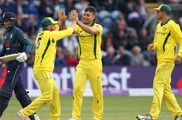 નવી દિલ્હીઃ એક સમયે ક્રિકેટ વિશ્વમાં રાજ કરનારી ઓસ્ટ્રેલિયાની ટીમ ઈંગ્લેન્ડ પ્રવાસ પર સતત બે વનડે હાર્યા બાદ આઈસીસી વનડે રેન્કિંગમાં જોરદાર ફટકો લાગ્યો છે. આઈસીસી દ્વારા જાહેર કરવામાં આવેલા વનડે રેન્કિંગમાં કાંગારુ ટીમ પાંચમાં નંબરથી એક ક્રમ નીચે ધકેલાઈને છઠ્ઠા નંબર પર પહોંચી ગઈ છે.