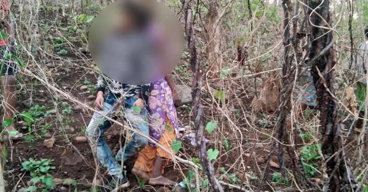 માંડવીના આમલી ગામે નિશાળ ફળિયામાં રહેતા સુરેશ ગુલસિંગભાઈ વસાવા (29) ખેતીકામ કરે છે. તેમને ત્રણેક વર્ષ પહેલા કાકાના દીકરા દિલીપભાઈ લક્ષ્મણભાઇ વસાવાની 30 વર્ષીય પત્ની દક્ષાબેન વસાવા સાથે પ્રેમ સંબંધ બંધાયો હતો. સુરેશ વસાવા અપરણીત છે, જ્યારે દક્ષાબેન વસાવાના લગ્નને દસ વર્ષ થયા છે અને તેમને બે સંતાનો પણ છે. 