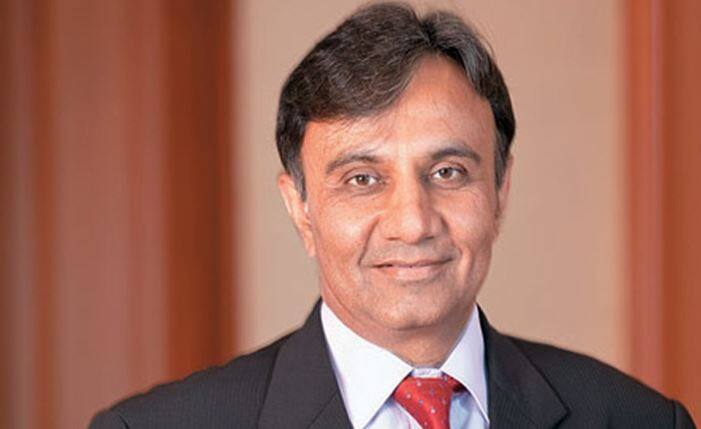 નવી દિલ્હીઃ વીડિયોકોન ગ્રુપને લોન આપવાના કૌભાંડ મુદ્દે આઈસીઆઈસીઆઈ બેંક દ્વારા આજે મોટું પગલું ભરવામાં આવ્યું હતું. બેંક દ્વારા આજે સંદીપ બક્ષીને COO બનાવવાની જાહેરાત કરવામાં આવી હતી. તપાસ પૂરી થશે ત્યાં સુધી ચંદા કોચર રજા પર રહેશે. બોર્ડ મીટિંગ બાદ આઈસીઆઈસીઆઈ બેંકે એક સ્ટેટમેન્ટ જાહેર કરીને આ જાણકારી આપી હતી.