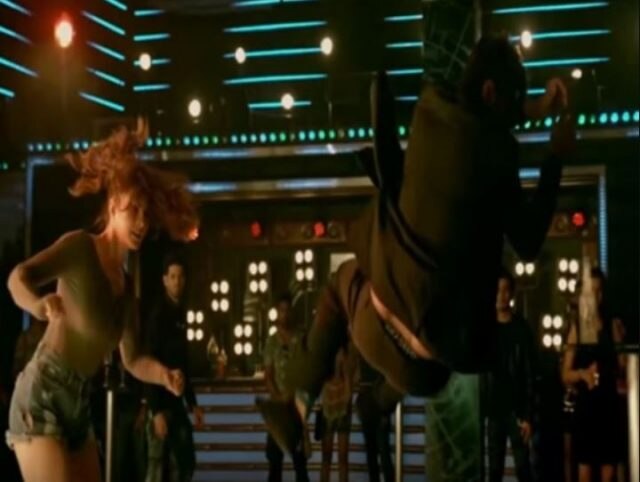 આ સીનમાં જેકલીન શખસને હાથ પણ નથી લગાવતી પરંતુ તે હવામાં દૂર ફંગોળાઈને પડે છે.