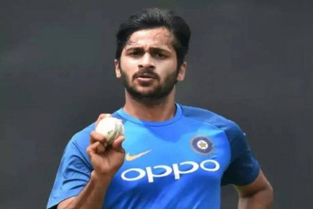 વચ્ચે-વચ્ચે ઠાકુર પણ બોલિંગ કરતો રહ્યો. સતત બે કલાક સુધી પ્રેક્ટિસ કર્યા બાદ ધોનીએ નાનકડો બ્રેક લીધો અને ફરી પ્રેક્ટિસમાં લાગી ગયો. આ દરમિયાન સિદ્ધાર્થ કૌલ પણ ત્યાં આવી ગયો અને તેણે પણ ધોનીને બોલિંગ કરી.