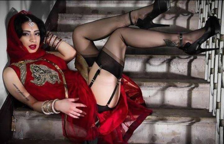 શાંતિ ડાઇનામાઇટ એડલ્ટ ફિલ્મોમાં કામ કરી રહી છે. તેની માતા પંજાબી છે જ્યારે પિતા ગ્રીક મુળના છે. તેનુ નામ સોફિયા છે. શાંતિ તે પહેલા પણ ચર્ચામાં રહી ચુકી છે. શાંતિએ પહેલા ડોક્ટર ડોક્ટર ખેલે ફિલ્મમાં એક આઇટમ સોંગ કરીને ચર્ચા જગાવી હતી. શાંતિ ડાઇનામાઇટ તરફથી બિગ બોસમાં સામેલ થવાને લઇને કોઇ વાત કરવામાં આવી નથી. 