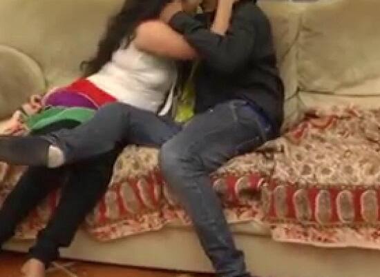 યુવતી ઘરમાં સુઈ રહી હતી તે દરમિયાન સમદ શેખ અને તેનો એક મિત્ર ફેશન ડિઝાઇનરના ઘરનો દરવાજો ખોલીને ઘરમાં ઘૂસી ગયા હતા. સમદે ફેશન ડિઝાઈનરનો હાથ પકડી લેતાં તે ઉઠી ગઈ હતી. તેણે બુમાબુમ કરતાં તેની માતા આવી ગઈ હતી. 