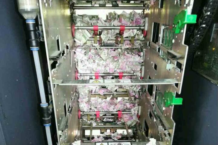 જોકે લોકોને ઉંદરની થિયર પર શંકા છે. લોકોનું કહેવું છે કે, 20 મેના રોજ ATM બંધ થઈ ગયુ હતું તો પછી 20 દિવસ પછી કર્મચારી કેમ તેને રિપેર કરવા આવ્યા? આટલો સમય કેમ લગાવવામાં આવ્યો? પોલીસે આ બાબતે FIR દાખલ કરી છે.