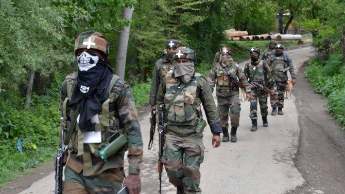 સૂત્રો દ્વારા મળેલી જાણકારી અનુસાર કાશ્મીર મામલે અમિત શાહ ગૃહ મંત્રાલય અને રક્ષા મંત્રી દ્વારા આક્રમક કાર્રવાઈ શરૂ કરતા પહેલા જમ્મૂ કાશ્મીર મંત્રિમંડળમાં સામેલ તમામ પક્ષના તમામ મંત્રીઓનો મત લેવા માગે છે.