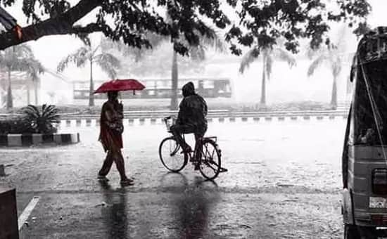 આ પહેલાના વર્ષો પર નજર નાખવામાં આવે તો 2016માં પહેલો વરસાદ 21 જૂનના રોજ નોંધાયો હતો. જ્યારે 2015માં 19 જૂનના રોજ પહેલો વરસાદ વરસ્યો હતો. ગુજરાતમાં પરંપરાગત રીતે સૌરાષ્ટ્ર અને દક્ષિણ ગુજરાતમાં સૌથી પહેલા વરસાદની શરૂઆત થતી હોય છે ત્યાર બાદ અન્ય વિસ્તારોમાં વરસાદ આગળ વધે છે.