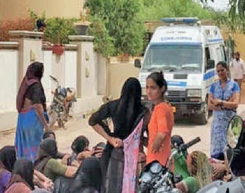 સેજલબેનની સાસરીમાં કૌટુંબિક ઝઘડાને લઈને સેજલબેન તથા તેમનાં બે વર્ષનાં પુત્રને સાસરીનાં લોકો ગાંધીનગર વિષ્ણુભાઈ પાસે મૂકી ગયા હતા. મંગળવારે સવારે વિષ્ણુભાઇ, તેમનાં માતા તથા ભાણેજને લઈને બાઈક લઈને ઈન્દ્રોડા ગામે સંબંધીને ત્યાં ગયાં હતાં.